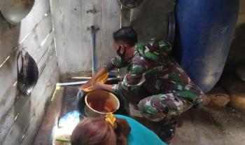 Peduli, Anggota Satgas TMMD Bojonegoro Bantu Warga Cuci Piring